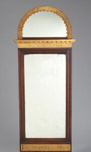 Dansk nyklassicistisk spejl i ramme af delvis forgyldt træ og mahogni, prydet med profiler og tandsnit. 18. årh. H. 116. B. 47.