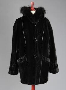 Levinsky Design Frakke af sælskindspels, syet med hætte, hægte- og knaplukning, kantet med sort skind. Str. ca. 44.
