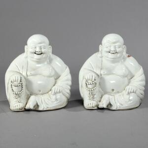 Et par siddende buddhaer af hvidglaseret terracotta. 20. årh. Begge stemplede. H. 46. 2