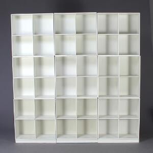 Peter J. Lassen Montana. Hvid reolvæg bestående af ni bogkasser med tre sokler. 12