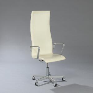 Arne Jacobsen Oxford. Højrygget kontorstol med stel af stål og aluminium. Sæde og ryg betrukket med hvidt, farvet skind. Udført hos Fritz Hansen.
