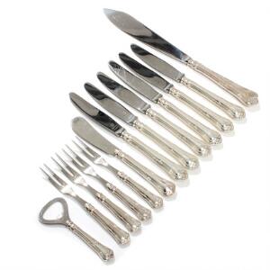 Herregård. Seks frokostknive, fire pålægsgafler, smørkniv, kagekniv og oplukker med skafter af sølv. Cohr. 13