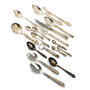 Bestik af sølv bestående af skeer, gafler i forskellige mønstre. Bl.a. Gerog Jensen. Vægt ca. 380 gr. 18