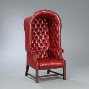 Engelsk Porters Chair betrukket med rødbrunt skind. George III form, 20. århundredes midte. H. 145.