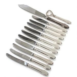 Christiansborg. Bestik bestående af syv frokostknive, tre frugtknive, kagekniv og oplukker med skafter af sølv, Toxværd. 12