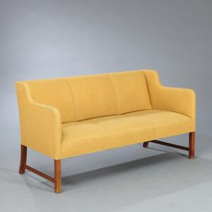 Ole Wanscher Fritstående tre-personers sofa med stel af bejdset bøg, sæde, sider samt rug betrukket med  okkergult uldbetræk. Udført hos Fritz Hansen.