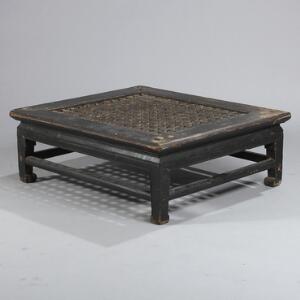 Orientalsk sofabord af hardwood med gennembrudt top. 19.-20. årh. H. 33. L. 93. B. 80.