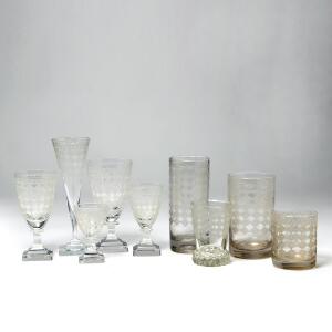 Glasbesætning graveret med harlekinsmønster, og glas af varierende designs. 20. årh. H. 9-20 cm. 99