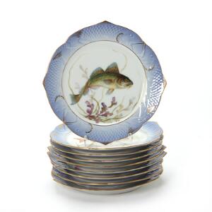 Ni fisketallerkener af porcelæn, dekorerede i farver og guld. Royal Copenhagen. 3002. Diam. 24 cm. 9