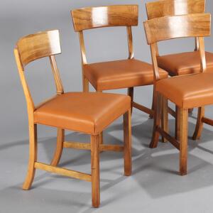 Ole Wanscher Et sæt på fire stole af valnøddetræ, sæder med cognacfarvet skind. Model 1963. Designet 1940. Udført hos Fritz Hansen. 4
