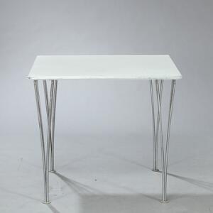 Bruno Mathsson, Piet Hein Kvadratisk spisebord med top af lys grå laminat, opsat på klemben af forkromet stål. Model B431.