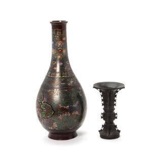 Balusterformet cloisonne vase samt altervase af patineret bronze. Kina, 19. årh. H. 21,5 - 48 cm. 2
