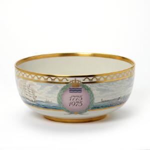 Jubilæumsbowle af porcelæn, dekoreret i farver og guld med Københavns Havn 1775-1975. Royal Copenhagen. 10702500. Diam. 33.