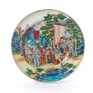 Canton tallerken af porcelæn, dekoreret i farver med figursceneri i landskab. Kina, 19. årh. Diam. 25 cm.
