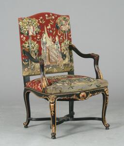 Armstol med stel af sortmalet og guldstafferet træ, udskåret med musling, blomster og bladværk. Rokoko form, 20. årh.