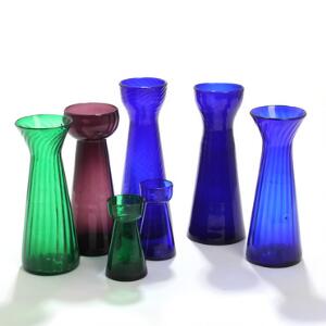 Fire danske hyacintglas, norsk manganfarvet hyacintglas samt to tulipanglas af farvet glas. 19.-20. årh. H. 10,5-23. 7