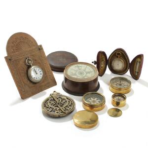 Planispheric astrolabium af messing, engelsk rejsekompas, barometer og termometer i etui, fire kompas samt urholder. 19.-20. årh. 7