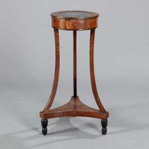 Fransk lampebord af mahogni med skuffe, top med marmorplade, svungne ben på trepas fodstykke. Ca. 1840. H. 77. Diam. 31.