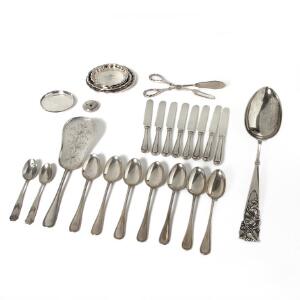 En samling blandet sølv, bl.a. 8 dobbeltriflet frokostknive og P. Hingelberg potageske. Vægt ekskl. tang 1.278 gr. 28