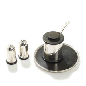 Svend Weihrauch Plat de menage af sterlingsølv og ebonit. Udført hos F. Hingelberg, Anno 1932. Bakke diam. 14,3.