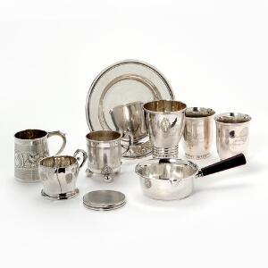 Samling diverse sølv bestående af små pokaler, lille dækketallerken, bægere mm samt engelsk krus af sterlingsølv. 20. årh. Vægt 1129 gr. 9.