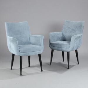 Italiensk design Et par armstole med blågråt alcantara og sortlakerede ben af træ. Udført hos Moroso, Italien. 2
