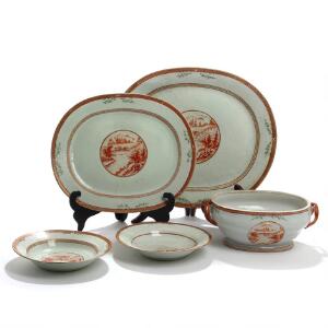 To serveringsfade, terrin og to tallerkener af porcelæn, dekoreret med landskaber og grenværk. Kina 18.-19. årh. Fade L. 38 og 44. 5