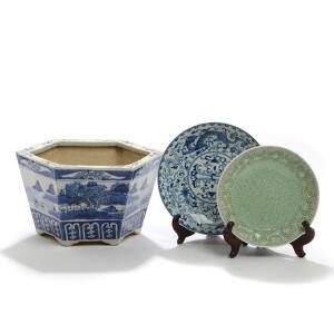 Urtepotteskjuler og to tallerkener af porcelæn, dekoreret i celadon og blå underglasur. Kina 18.-19. årh. 3