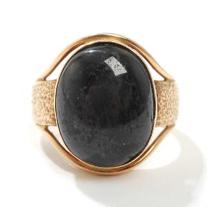 Stjernesafir ring af guld, prydet med cabochonslebet stjernesafir 16,2 x 12,9 mm. Vægt 9,8 gr. Str. 58. Ca. 1950erne.