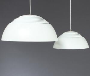 Arne Jacobsen AJ. To pendler af hvid lakeret metal. Udført hos Louis Poulsen. Diam. 35 samt 50. 2