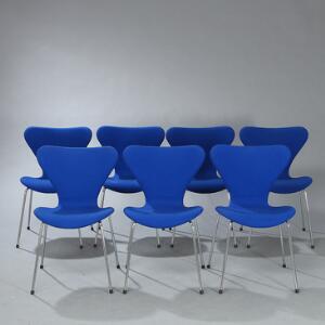 Arne Jacobsen Syveren. Sæt på syv stole med stel af forkromet stål. Sæde og ryg betrukket med blå uld. Udført hos Fritz Hansen. 7