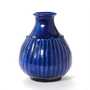 Kähler Vase af lertøj dekoreret med blå glasur. Sign. HAK, Danmark. H. 23.