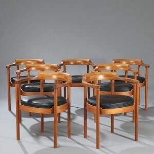 Henning Jensen  Torben Valeur Spisestue af mahogni bestående af spisebord samt syv armstole. Udført hos Munch møbler. 10