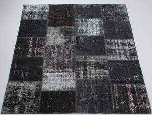 Moderne patchworktæppe udført af fragmenter indfarvet sort uldstof. 2021. årh. 200 x 256.