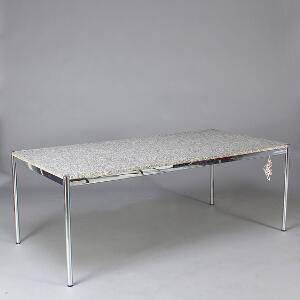 USM Haller Rektangulært spisebord med stel af forkromet stål. Top af granit.