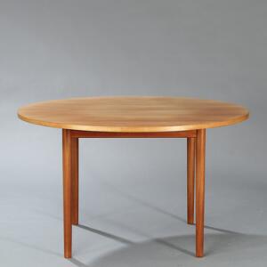 Hans J. Wegner Cirkulært spisebord af mahogni med runde tilspidsende ben. Udført hos Johannes Hansen.