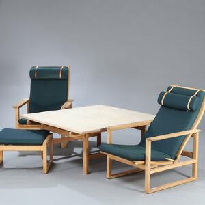 Børge Mogensen Dagligstue bestående af et par lænestole, en skammel samt et sofabord af eg. Hynder betrukket med grøn stribet stof. 4