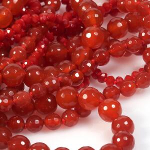 Lang fireradet halskæde prydet med perler af rød agat. Perlediam. ca. 2,0-5,0 mm. L. ca. 60 cm.