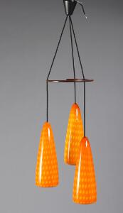 Jo Hammerborg Optica. Loftlampe med tre pendler af orange glas, ophængt med måneformet bøjle af træ. Udført hos Fog  Mørup.