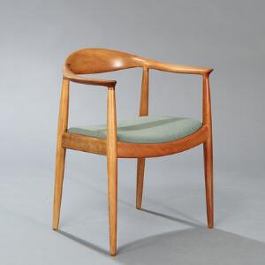 Hans J. Wegner The Chair. Armstol af mahogni, sæde betrukket med grøn nistret uld. Model JH 503. Udført hos snedkermester Johannes Hansen. København.