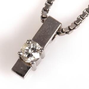 Diamantvedhæng med tilhørende kæde af 14 kt. hvidguld prydet med brillantslebet diamant. L. 42 og 1 cm.