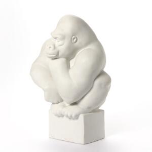 Pia Langelund Figur af uglaseret porcelæn modelleret i form af siddende gorilla. Stemplet signatur Pia Langelund. Kgl. P. H. 40.