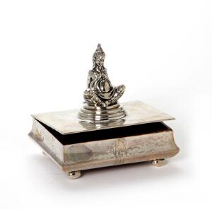 Kay Bojesen Smykkeskrin af sølv, låg prydet med gravid Buddha, front graveret med mus stående med stok. L. 15,5.