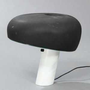 Achille Castiglioni Snoopy Lamp. Skråtstående bordlampe på base af marmor, klart glas med sortlakeret skærm. Udført hos Flos.