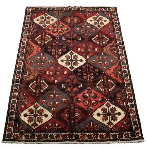Bakhtiar tæppe, prydet med ornamentik, blomster og bladværk i sammenhængende medaljoner. Persien. 20. årh. 307 x 209.