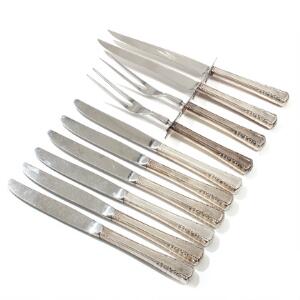 To forskærersæt samt seks middagsknive med skafter af sølv prydet med bladværk. 20. årh. 10