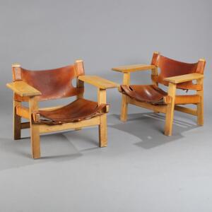 Børge Mogensen Den spanske stol. Et par armstole af egetræ, sæde og ryg med cognacfarvet kernelæder. Udført hos Fredericia Stolefabrik. 2