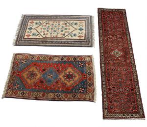 Persisk Yalameh tæppe og Hosseinabad løber prydet med klassisk design samt tyrkisk tæppe. 20. årh. 166 x 106, 302 x 75 og 178 x 109. 3