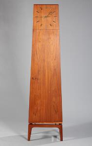 Dansk møbeldesign Standur af teaktræ i let pyramideform, indretning af ahorn. 1950-1960erne. H. 176,5. B. 3246. D. 1927.