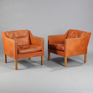 Børge Mogensen Et par lænestole med ben af egetræ, sider, ryg samt løse hynder med cognac farvet skind. Model 2421. 2